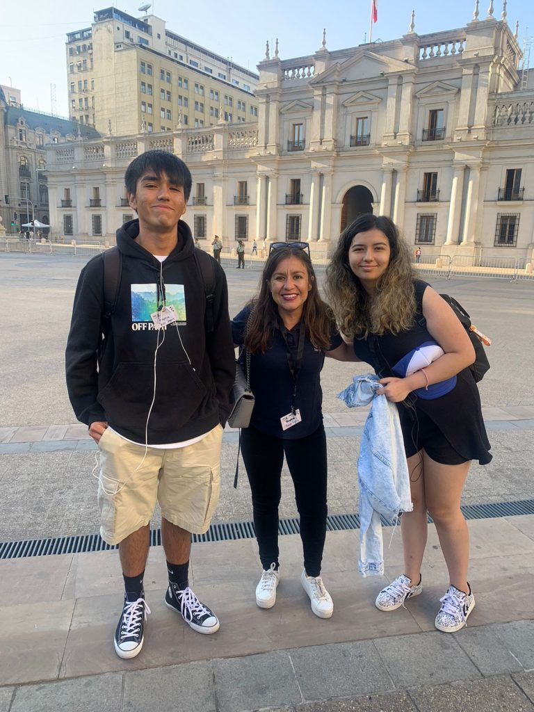 Con Miss Daniela Pacheco en el frontis de La Moneda