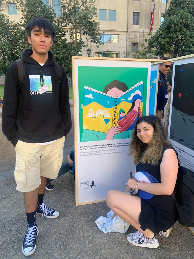 Con su pendón en el frontis de La Moneda.