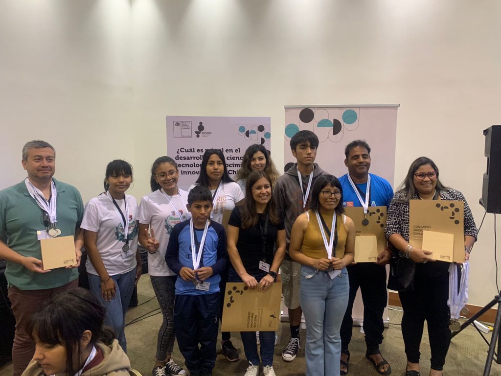 El equipo Explora de la región de tarapacá recibiendo sus reconocimientos por participar